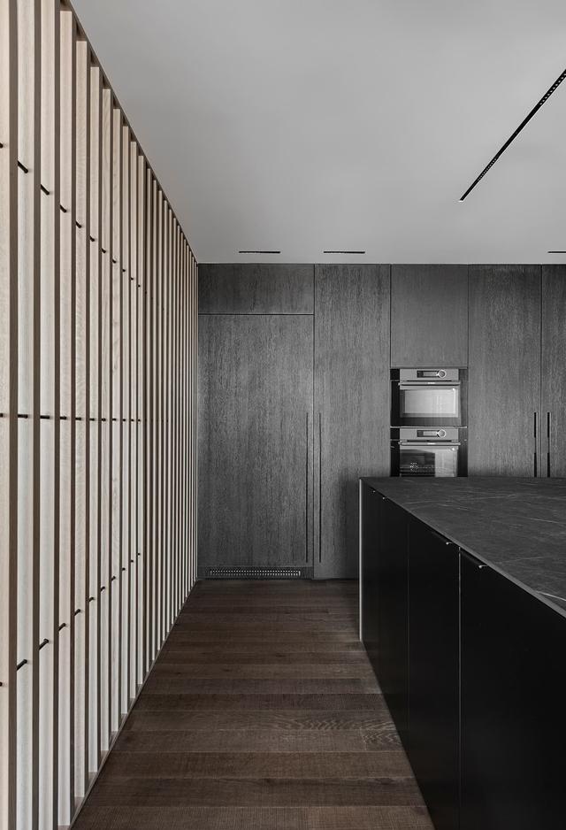 155㎡平层,30㎡景观阳台做主角,只装护栏不封窗,堪比空中别墅