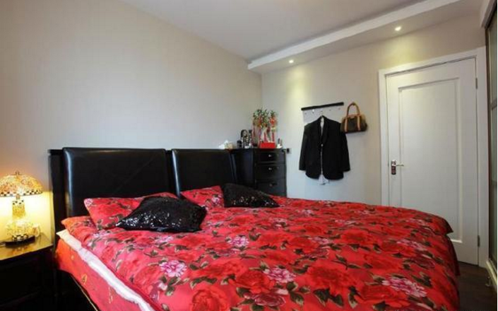 在客厅砌了半堵墙挂电视,老公和我大吵一架,完工后他不吭声了!