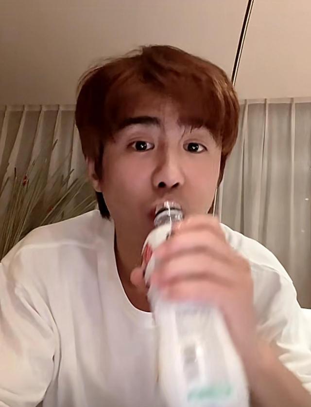 姜潮|姜潮半夜偷吃宵夜,偷拍麦迪娜素颜睡觉照片,半永久纹眉抢镜