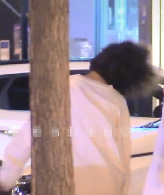 巩俐|乔欣深夜买醉？与朋友路边疯狂“摇头”，网友：有代言