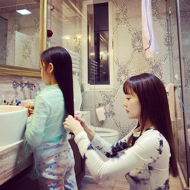 街拍|李小璐泳池中与人嬉闹，穿泳装秀好身材，落水后素颜模样大变