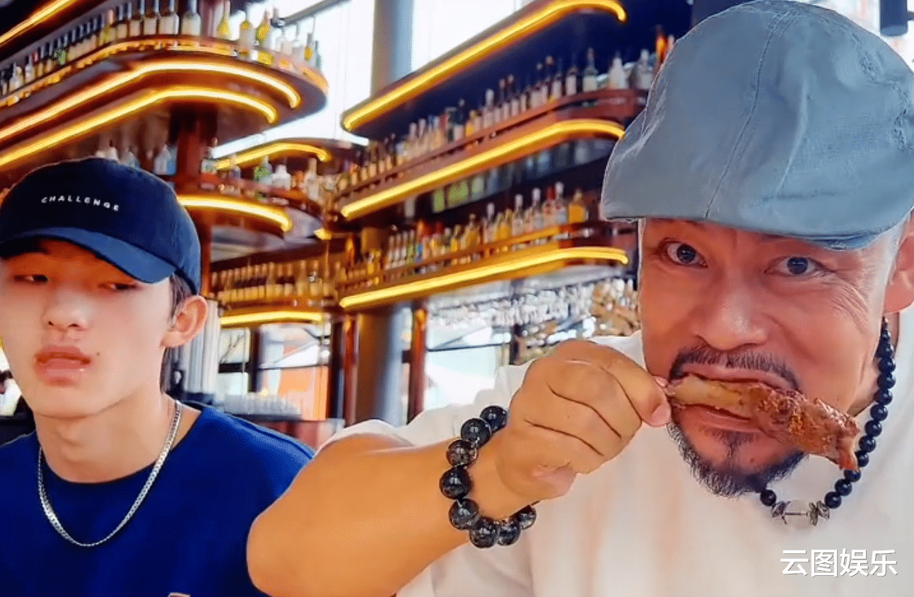 晋松|晋松一家四口吃大餐欢度国庆，大口吃肉很豪迈， 一对子女颜值高