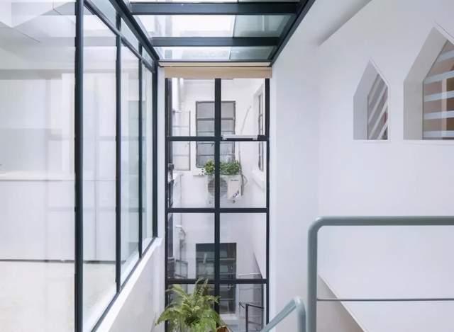 夫妻上海小区买下一整栋老楼,上下打通变豪宅,楼梯改造得很文艺