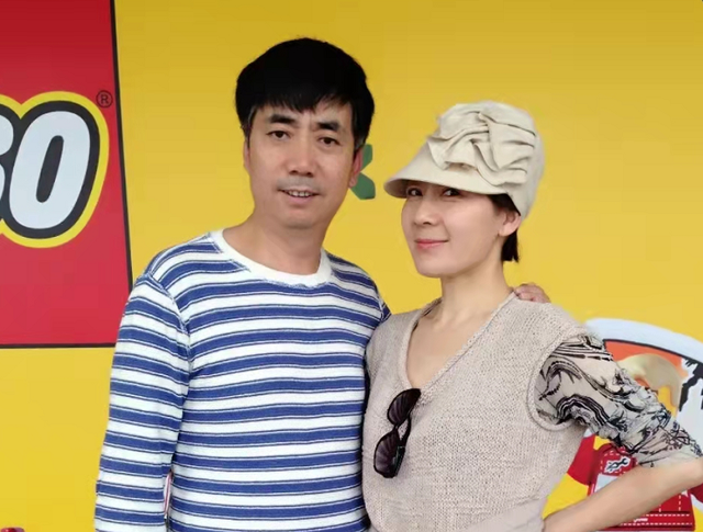 范明 范明在家带孙子累到脸通红，64岁富婆妻子颜值惊艳