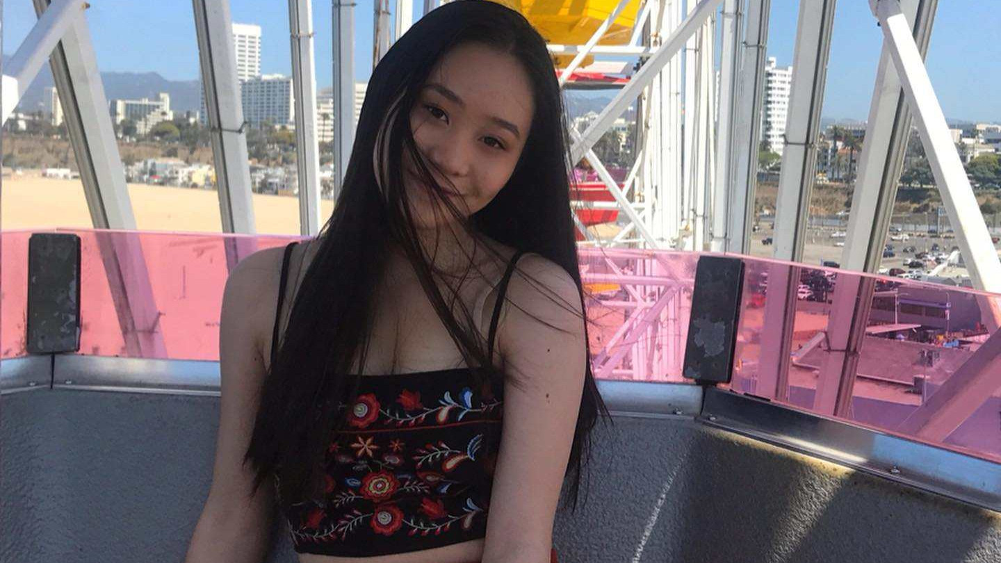 李连杰|李连杰，19岁女儿国外生活优渥！乘私人飞机兜风，身材丰满颜值抢镜