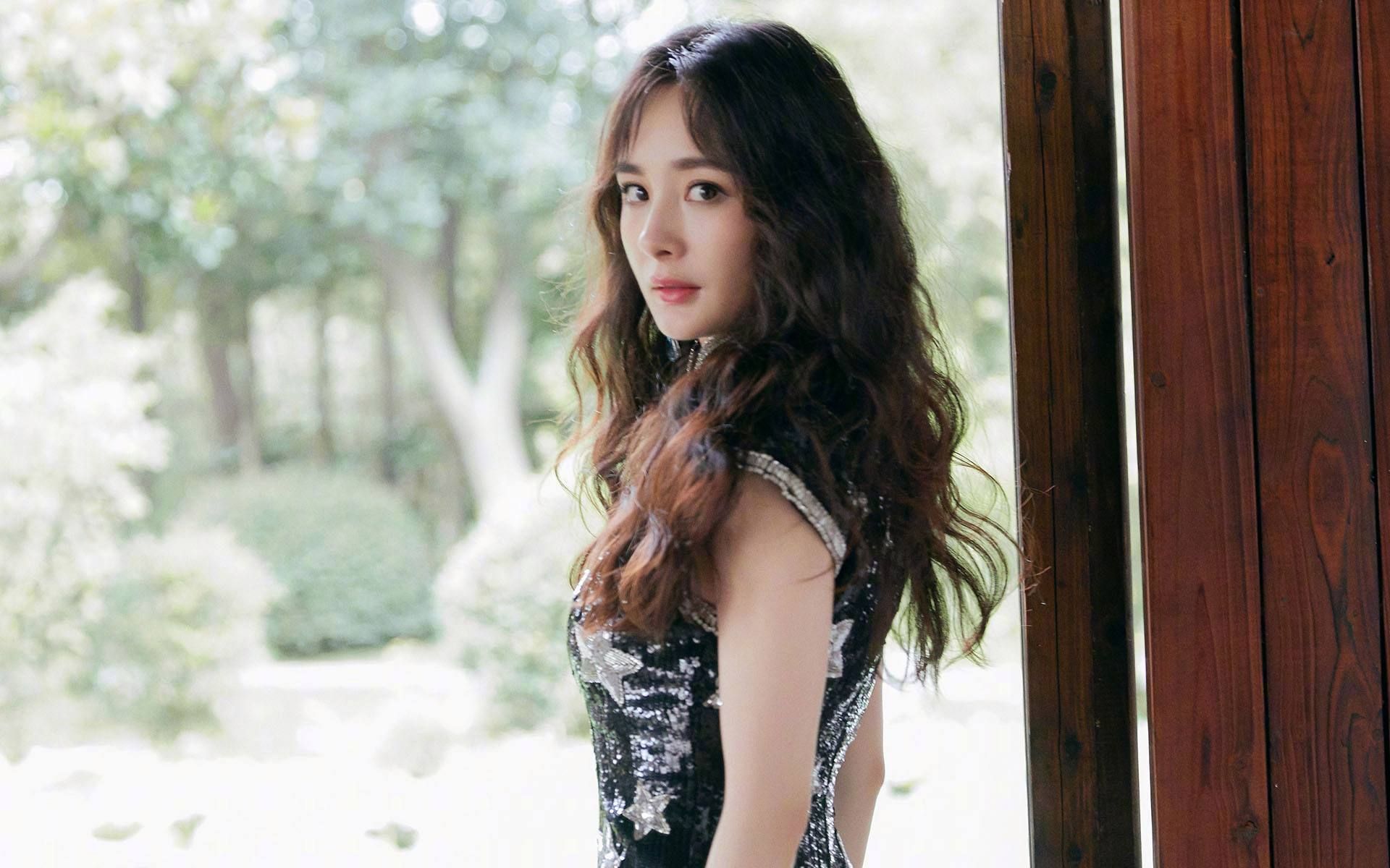 杨幂|网传杨幂要离开嘉行,前助理和造型师发文,疑似透露出要走的信号