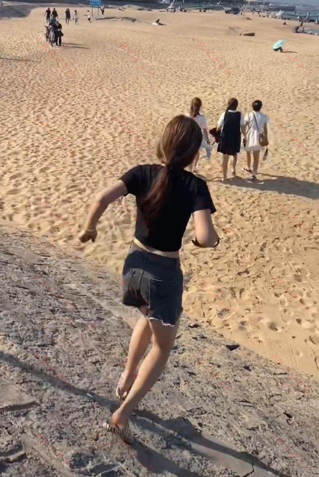 一女子跟相亲对象比赛跑步,没想到脚下一滑,整个人跪倒在沙滩上