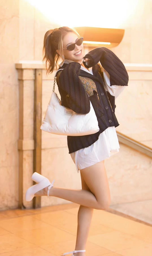 谷爱凌看秀比金卡戴珊还忙！连换四套造型件件惊艳，丸子头美出圈