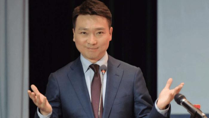 央视|著名主持人康辉公开央视更衣室！空间狭小杂乱柜门上锁，工作25年仍买不起房