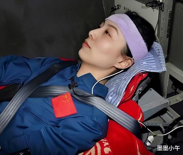 在太空中生活,女航天员为了克服生理问题,付出的实在是太多了