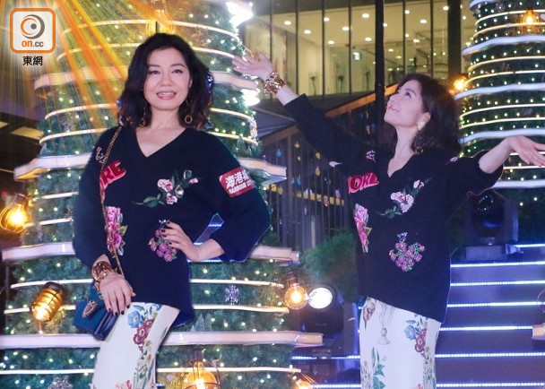 张曼玉 50岁就不能染红发吗?张曼玉高清近照吓到人,挑染红发是罪魁祸首