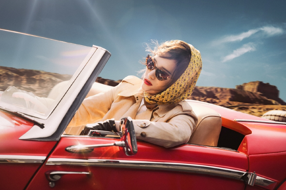 巩俐|56岁巩俐最新复古大片,扎头巾穿风衣,烈焰红唇透露性感妩媚