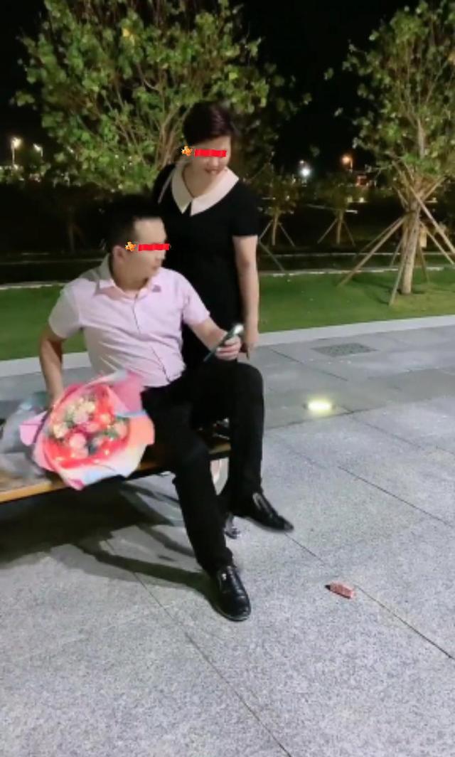 男子捧花等待相亲对象,谁知女方一个下意识的举动,让他原形毕露