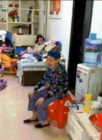 当女生宿舍遭遇洪水以后...床底下的秘密都飘上来了