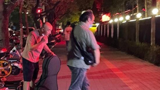 窦唯|52岁窦唯近照曝光，衣着相素为人低调，行走街头无人识