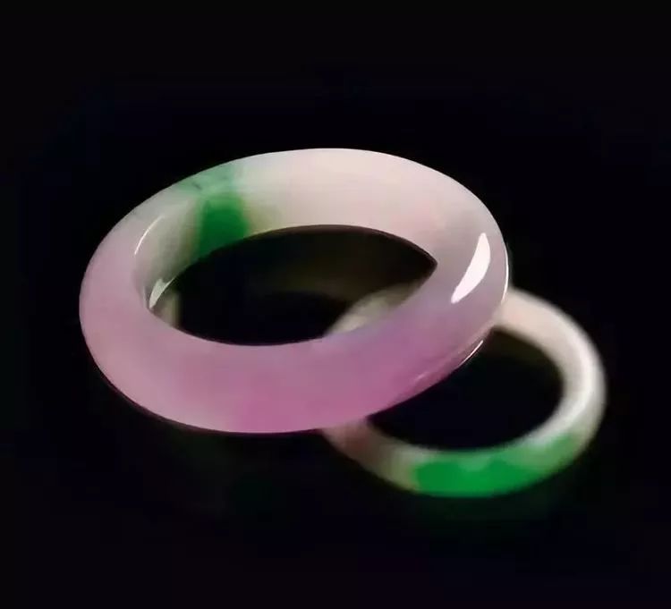 翡翠手镯|3万元成交的翡翠原石，竟切出一筐的淡春带飘花的翡翠手镯