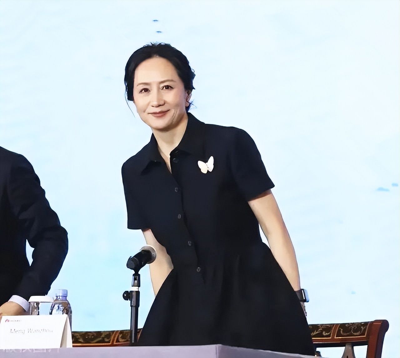 孟晚舟|50岁孟晚舟回国首次亮相，2万多黑裙惊艳全场，10万蝴蝶胸针亮了