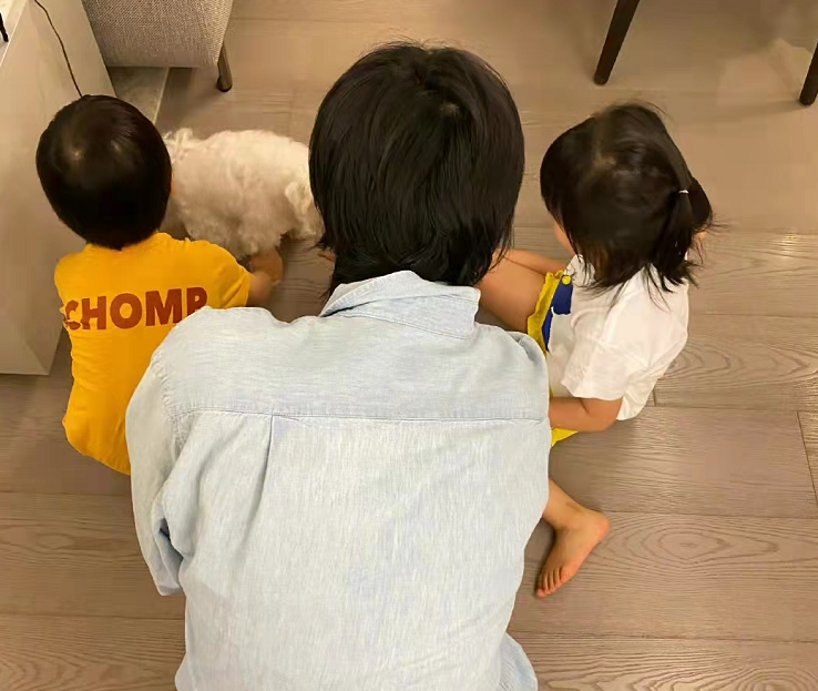 庾澄庆|61岁庾澄庆二婚娇妻近况！打扮年轻似少女，出门有强壮保镖护送