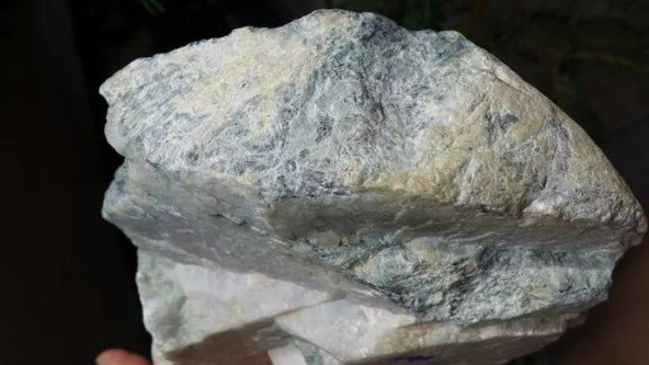 翡翠|8999拿下块木那料，切开以为裂纹毁了所有，不曾想成品竟让人刮目相看