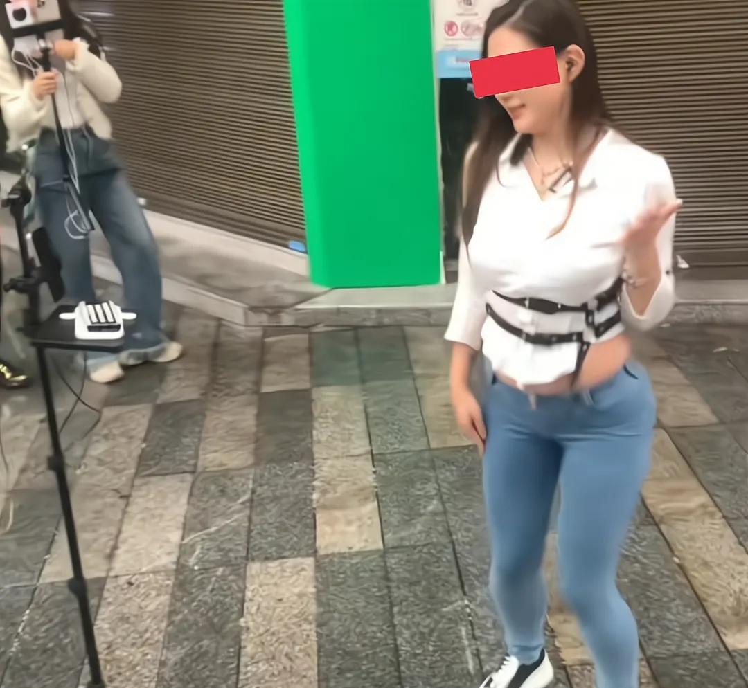 榜一大哥不远千里去看女主播,发现真人不到1米4,25万打了水漂