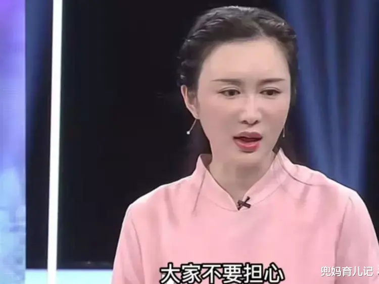 张纪中|张纪中直播晕倒,小31岁妻子:不用管,别影响带货