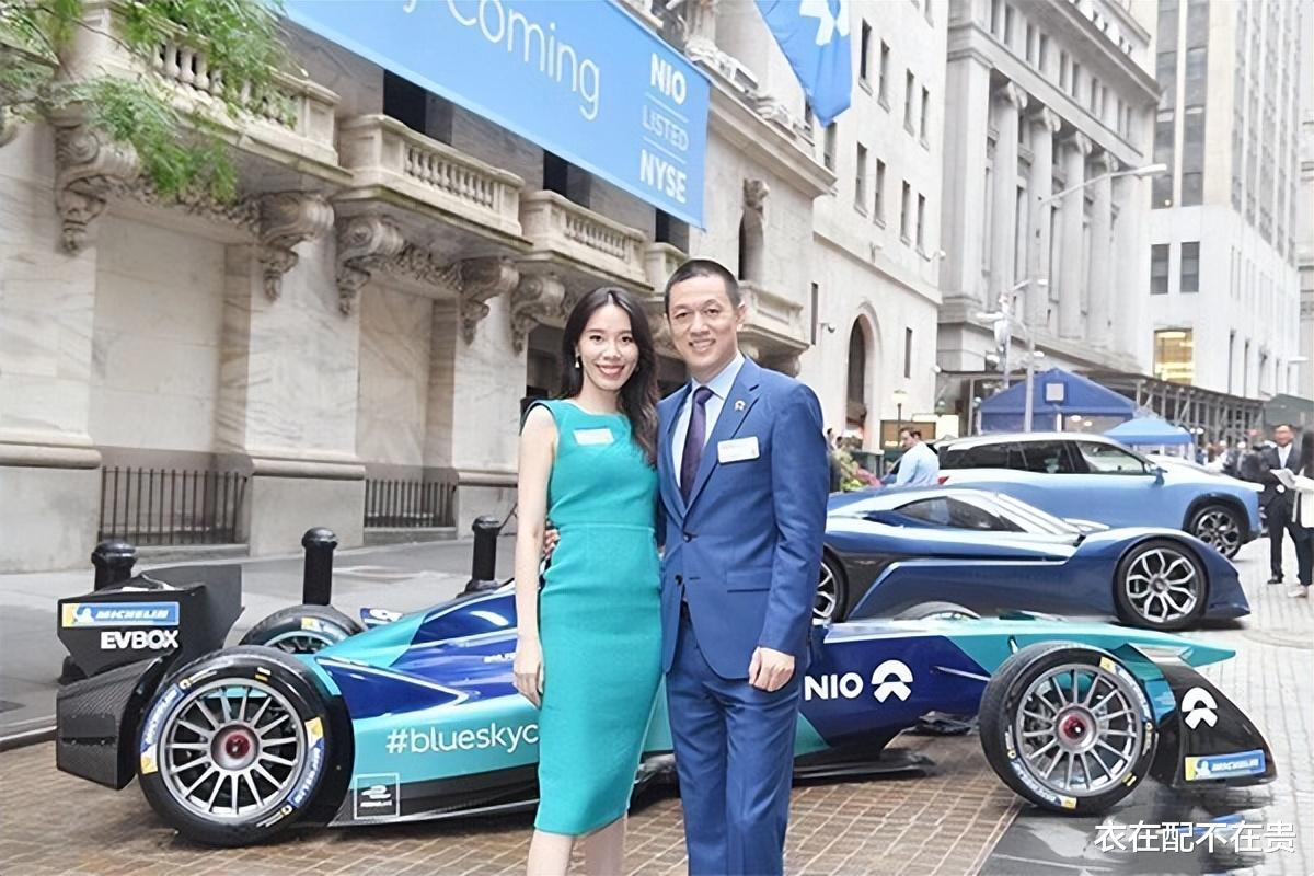 穿衣搭配|蔚来老板娘王屹芝挺会打扮，穿连衣裙端庄优雅，看着就像百亿贵妇