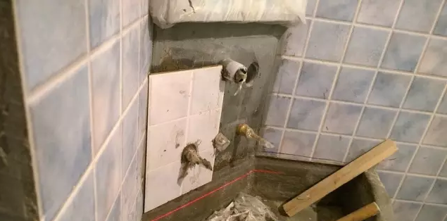 同事家砖砌浴室柜全过程,看完我都想把自己家的整体柜给退了!