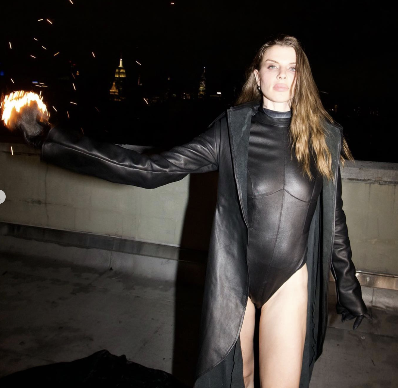 坎爷前女友穿衣比金姐还燃！穿“火焰装”亮相，裙子着火太不安全