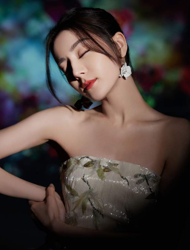 迪丽热巴|迪丽热巴不修边幅逛商场,手里提满奢侈品,边走边掏耳朵不顾形象