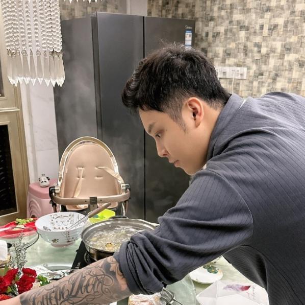 韩安冉|兜儿晒二胎生活，小猪贴心照顾成“贤夫”，女儿被夸比小猪妹可爱