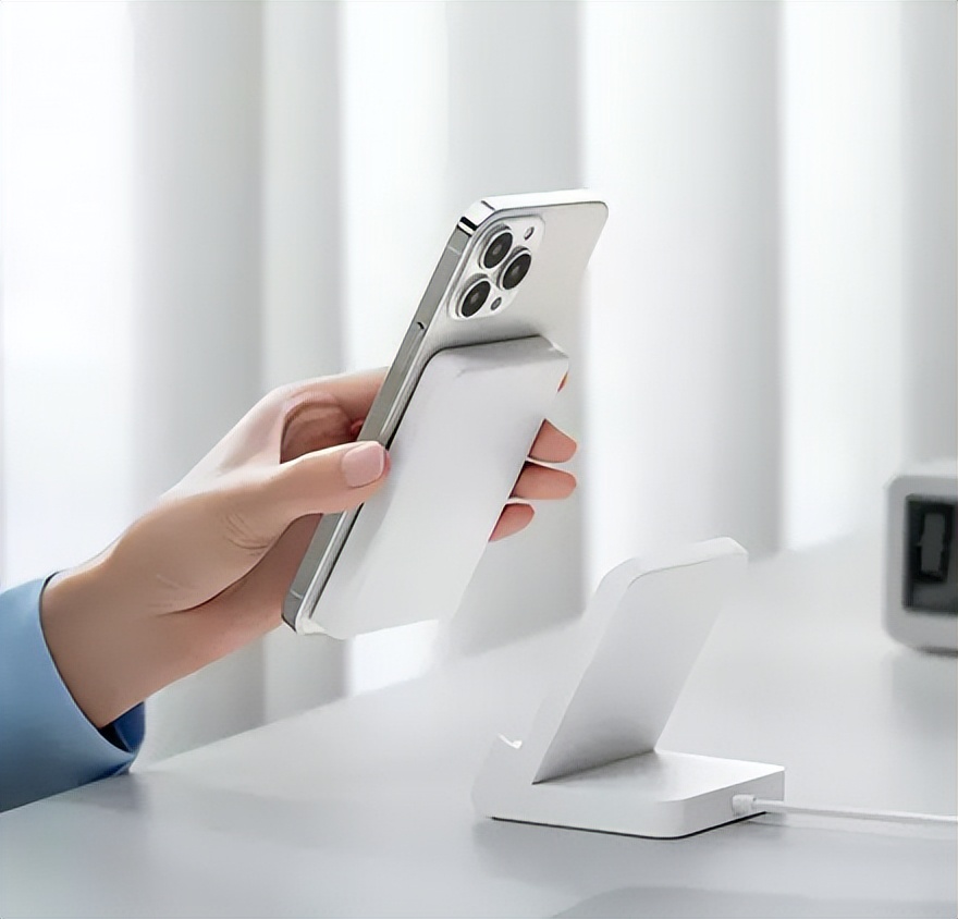 小米科技|是便捷还是倒退？苹果 iPhone 用无线充电宝，到底合不合适？