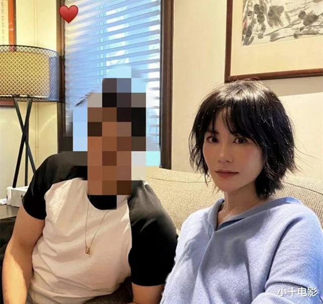 王菲|天后王菲近照曝光,52岁颜值依旧在线,穿浅蓝色毛衣好显嫩