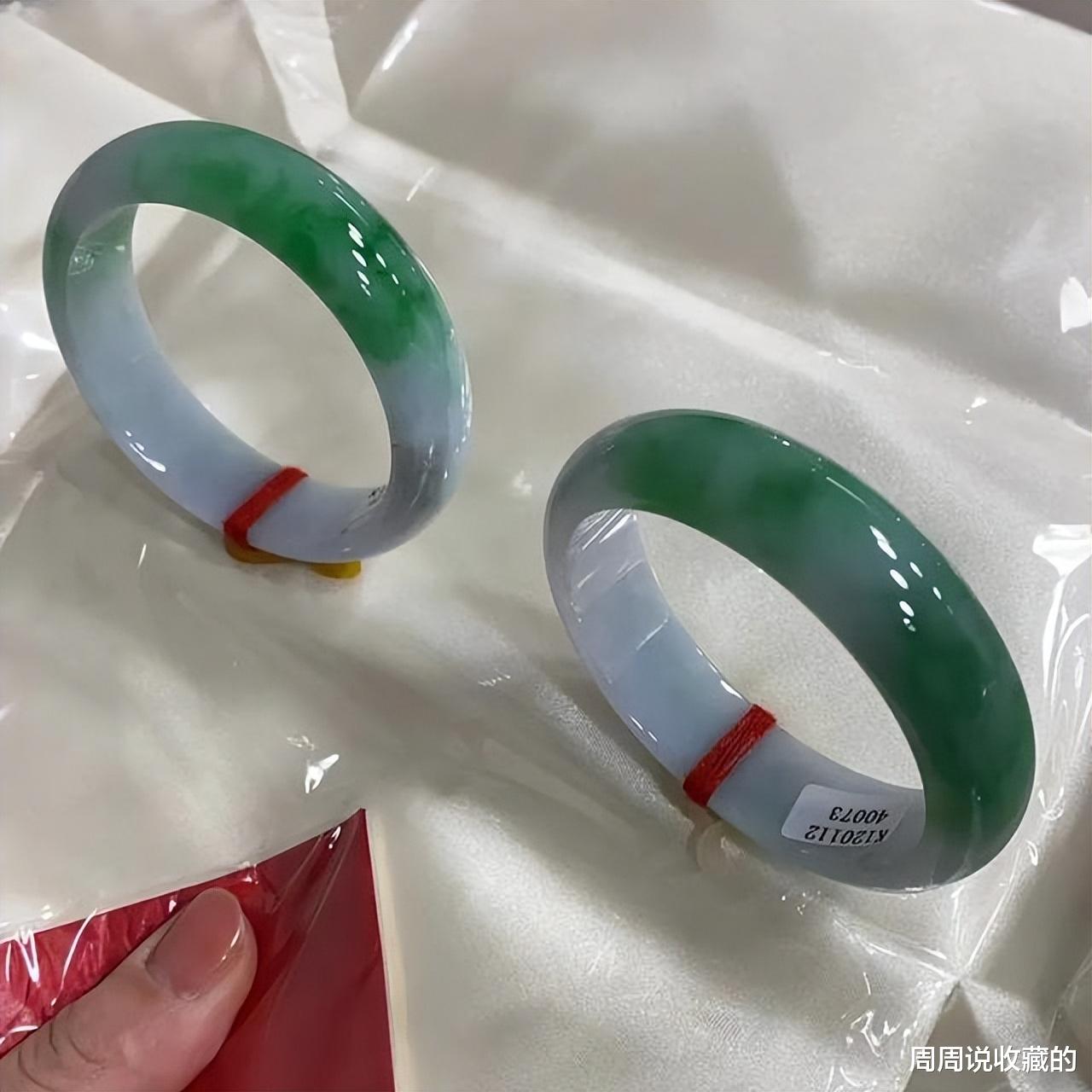 翡翠手镯|为什么翡翠手镯,都缝在一个方形的包装纸上呢?