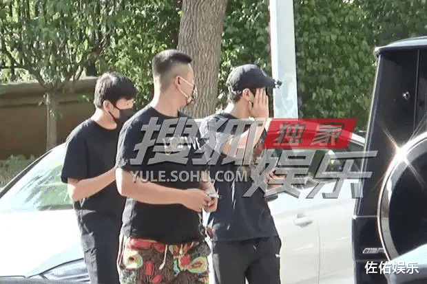 黄晓明|黄晓明受智齿折磨，秒变方脸如整容，在线征求消肿办法