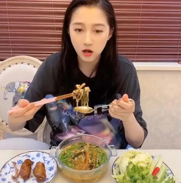 关晓彤|关晓彤减肥餐翻车？自己只吃两口，被网友直戳痛处