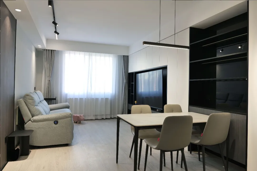 95㎡三室变两室,打造黑白灰风格,还有独立办公空间