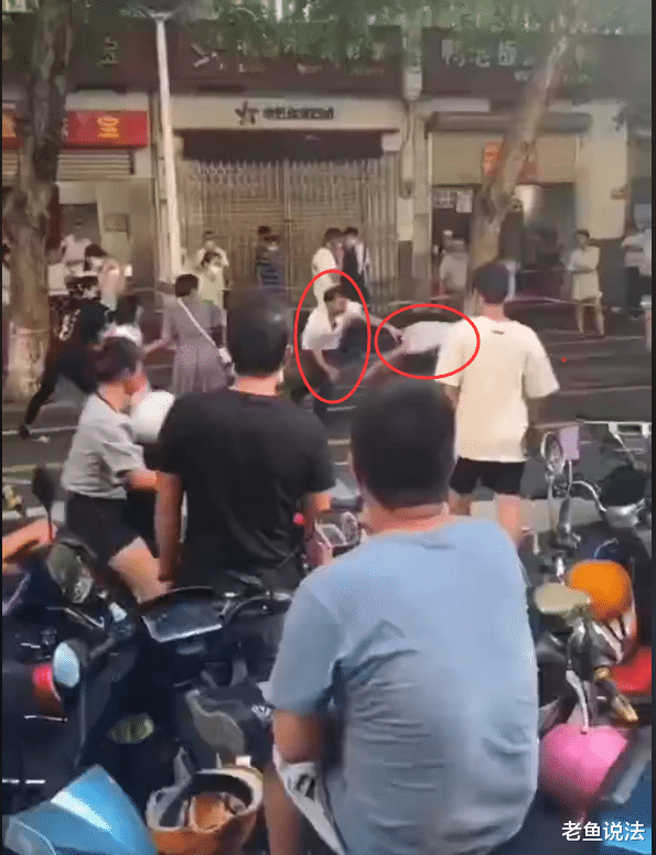 因自己母亲被辱骂,男子一路追打对方,将其怼在墙上怒掐对方脖子