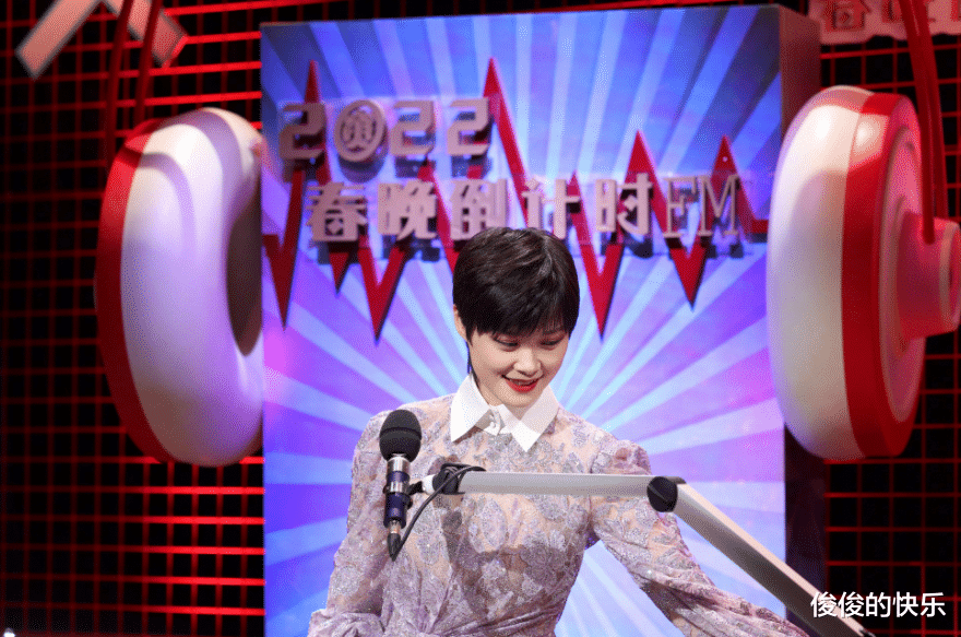 春晚|春晚女星战袍大PK：李宇春时尚，赵丽颖最美，张小斐的大衣上热搜