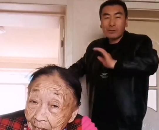 李玉成|马玉琴围着红肚兜直播,额前的头发疑似被拔光,在镜头前强颜欢笑