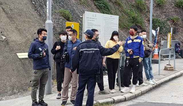 吴士宏|TVB男星杨明正式出狱,神情呆滞愁眉不展,女友并未嫌弃到场接人