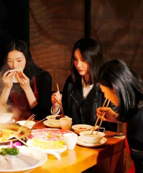 上海静安,一女子到朋友家吃火锅,不料前男友也在那里