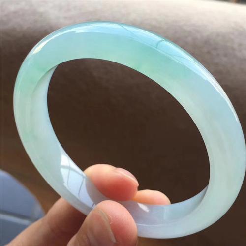 古董|知名度奇低的芙蓉种翡翠，竟能拍卖到200万之高！它凭什么？