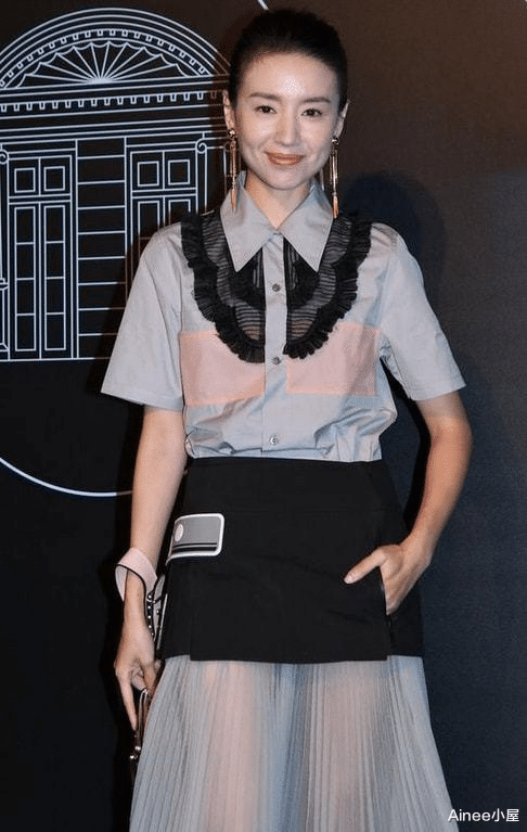 董洁穿衣挺有特点的，拼接衬衫配半裙穿，搭双白丝袜挺有个性