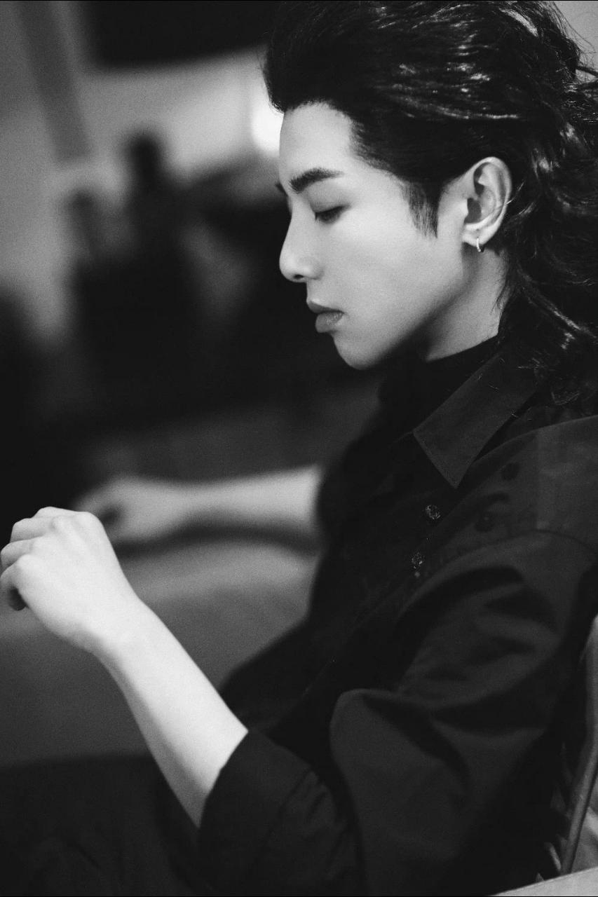 乔欣|华语乐坛领军人华晨宇,掌握光影把控镜头,展现成熟男士的野与魅