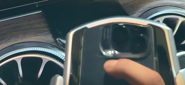 |9岁杨子钰被玩坏了?大冷天被安排擦倒车影像,却被调侃是裘千尺