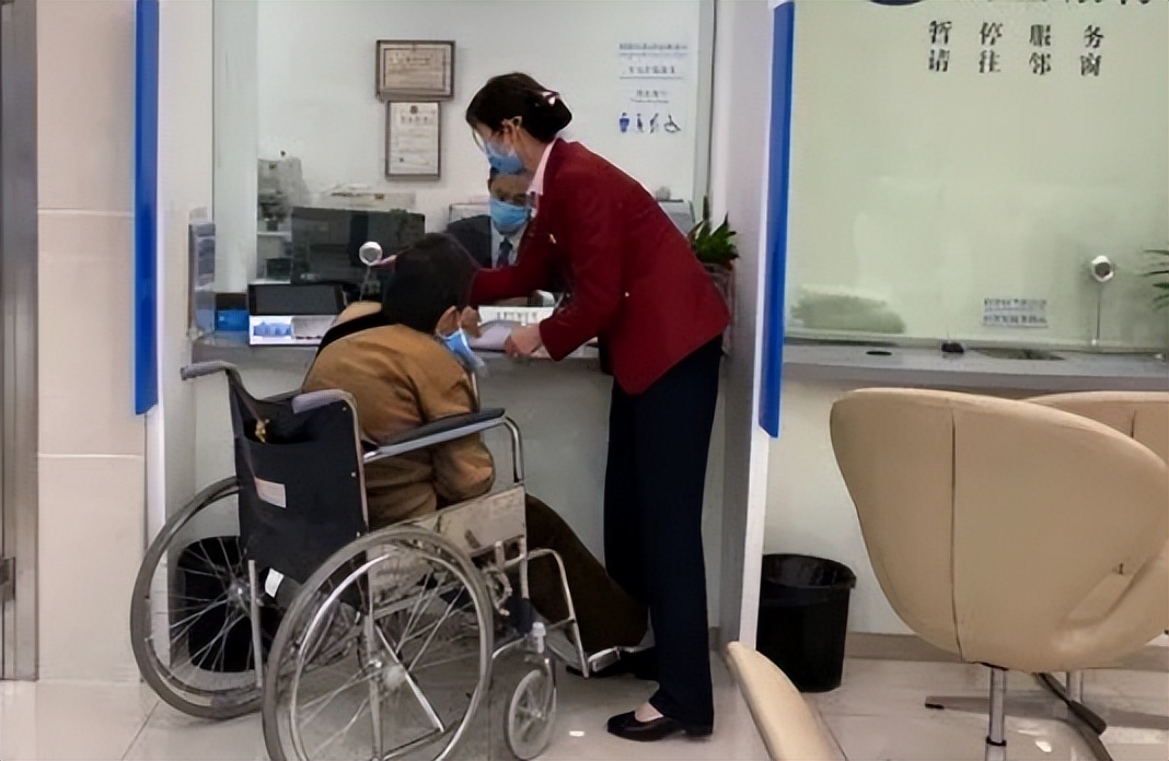 父亲200万遗产在银行，老人去世后银行不认账，理由：死无对证