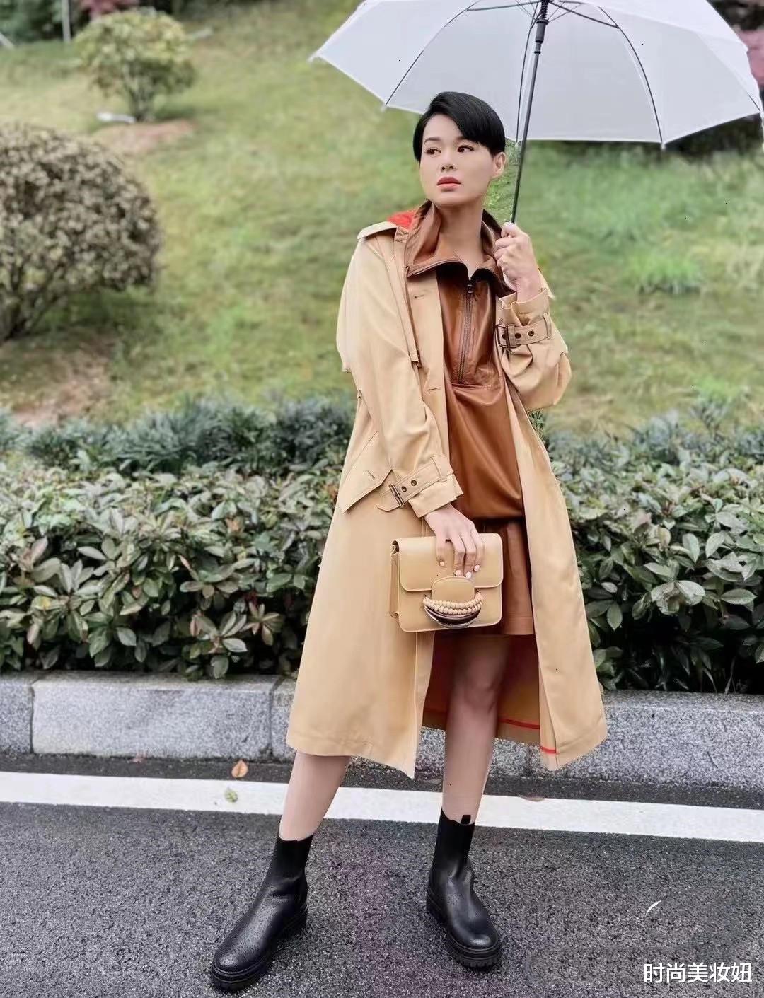非主流 胡杏儿哪像3孩子的妈!穿棕色皮衣套装配短发,时髦又年轻