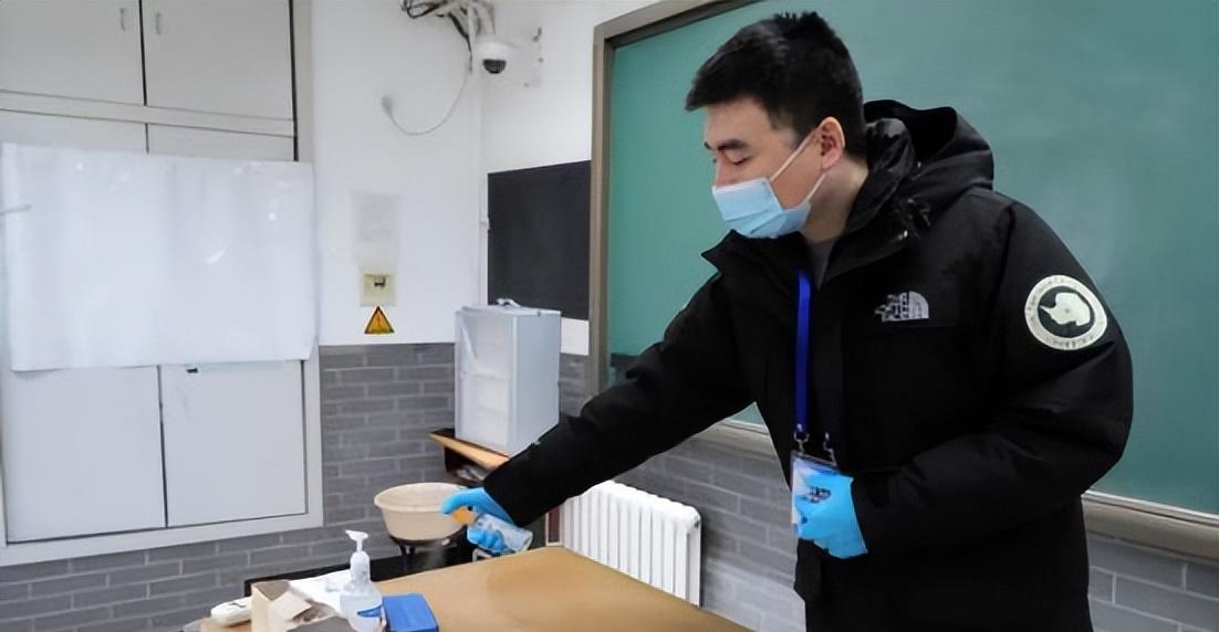 教师群体迎来整顿,4类教师或被清退,铁饭碗要变瓷饭碗了?