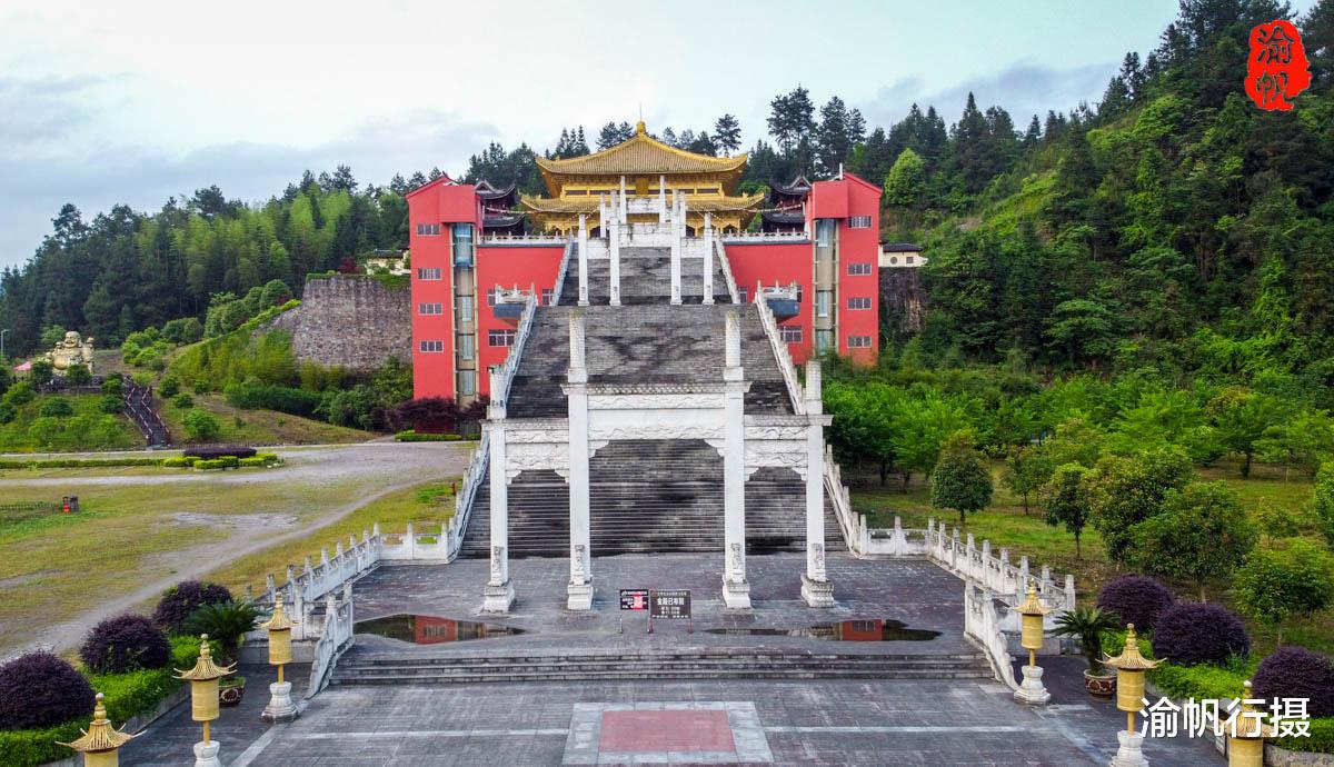 三亚|贵州梵净山下发现一座金殿，里面竟供奉着中国最大的金玉弥勒佛