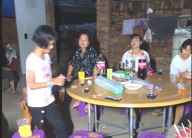 小姐姐|全红婵家人中秋大餐曝光:大哥晒吃烧烤,全爸翘二郎腿全妈低调